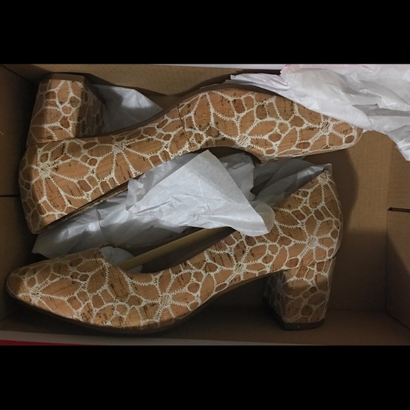 Aerosoles Women’s Silver Star Cork Comb Pumps 6M - Picture 3 of 3